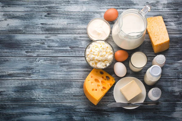 Milchprodukte Lebensmittelsortiment auf rustikalem Holztisch — Stockfoto