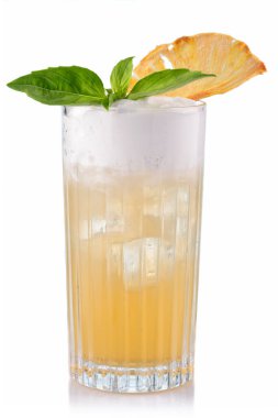 Beyaz arka planda izole edilmiş bardakta taze alkol kokteyli.