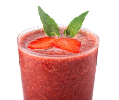 Taze çilekli smoothie, beyaz üzerine izole edilmiş dilimler.