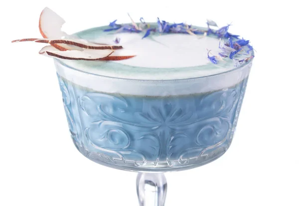 Blauwe Alcohol Cocktail Vintage Glas Geïsoleerd Witte Achtergrond — Stockfoto