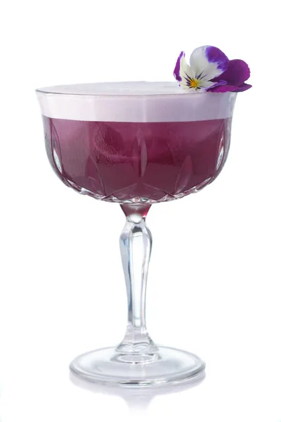 在白色背景上分离的老式玻璃杯中的紫色酒精混合物 — 图库照片