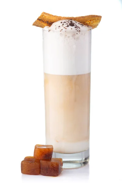 带有白色背景的奶油和香料的咖啡鸡尾酒 — 图库照片