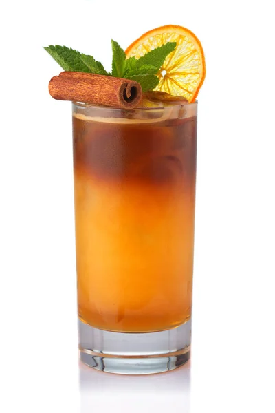 Čerstvý Pomerančový Alkoholový Koktejl Mátou Izolovanou Bílém Pozadí — Stock fotografie