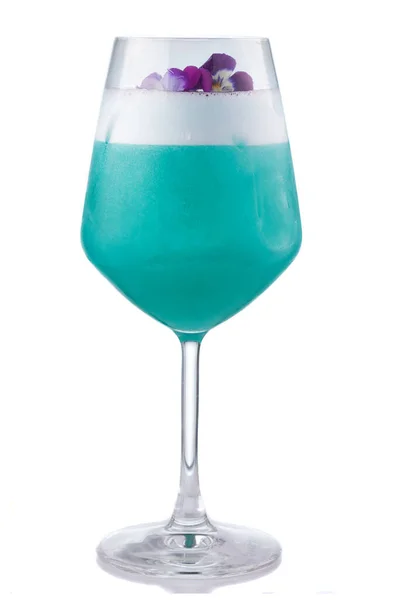 Бірюзовий Алкогольний Коктейль Вінтажному Склі Ізольований Білому Тлі — стокове фото