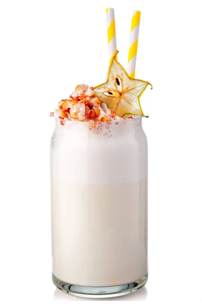 用白色背景分离出来的带有奶油的牛奶酒精蛋壳 — 图库照片