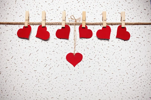 bir clothespin kırmızı Kalpler