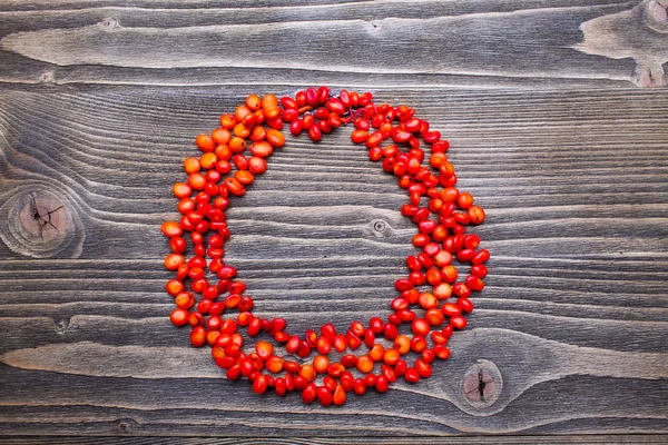 mercan boncuk ahşap arka plan üzerinde