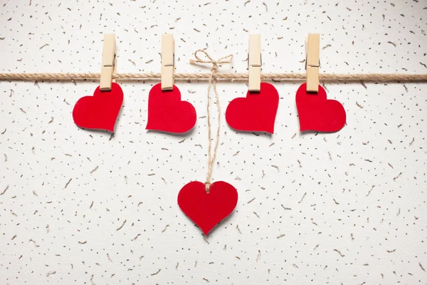 bir clothespin kırmızı Kalpler