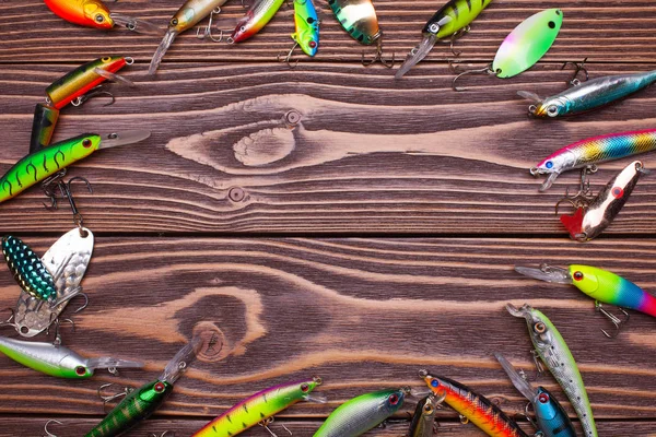 ahşap bir zemin üzerine yeşil boncuk