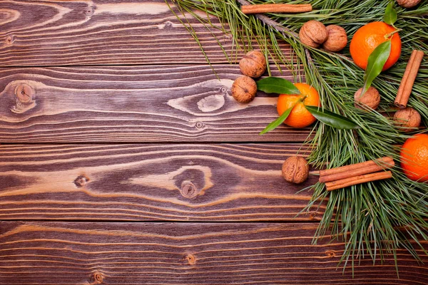 ahşap arka plan üzerinde tatil mandalina