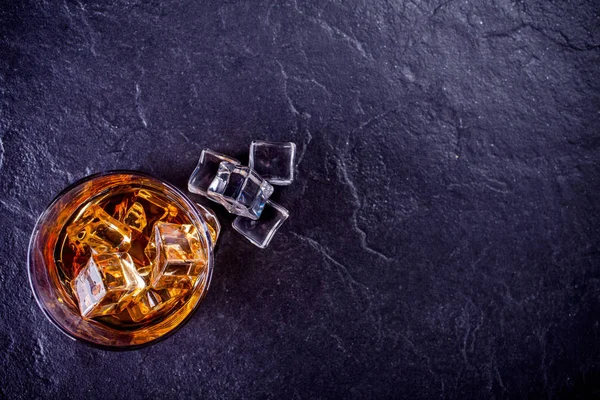 Lasillinen viskiä jääpalojen kanssa — kuvapankkivalokuva