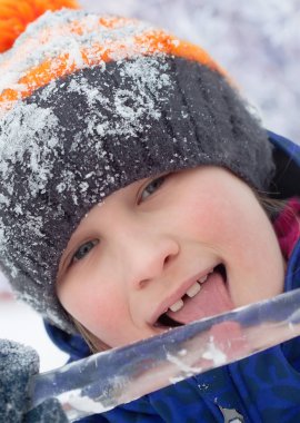 gülümseyen kız kış