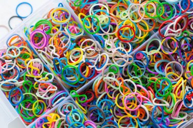 gökkuşağı renkleri lastik bantlar tezgahı