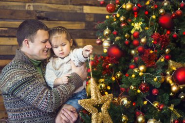 Baba ve küçük kızı, Noel ağacı süsleme 
