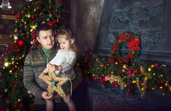 Pai e sua filhinha decorando a árvore de Natal em — Fotografia de Stock