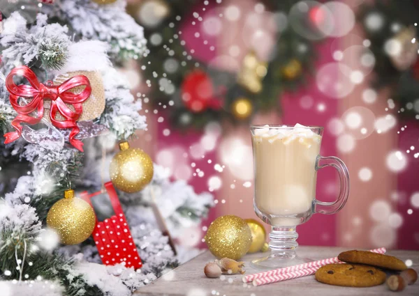 Varm kakao med marshmallows på ett rustikt bord — Stockfoto