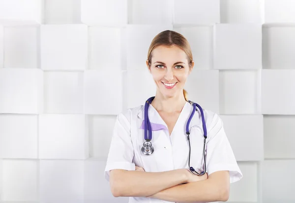 Vrij lachende vrouw arts in uniform — Stockfoto