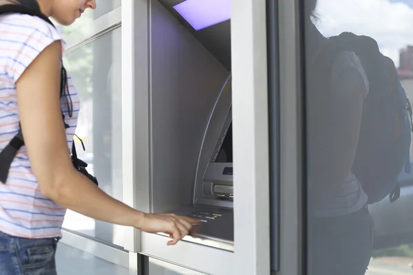 Frau benutzt Bankautomat. — Stockfoto