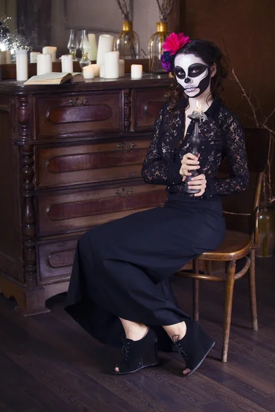 Mulher bonita pintada como esqueleto. Tema de Halloween — Fotografia de Stock