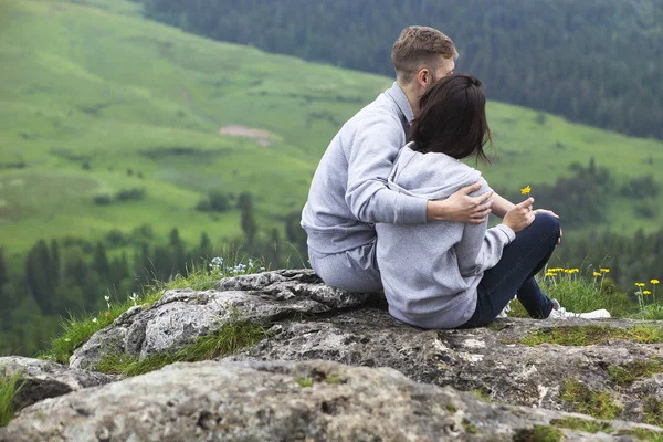 Verliefde paar buiten — Stockfoto