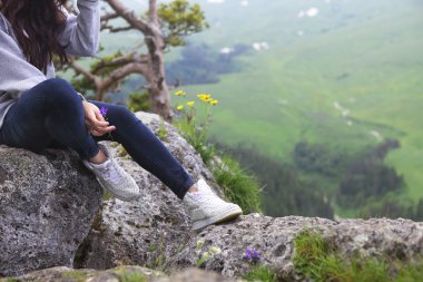 Rüya kız uçurumun kenarında oturur 