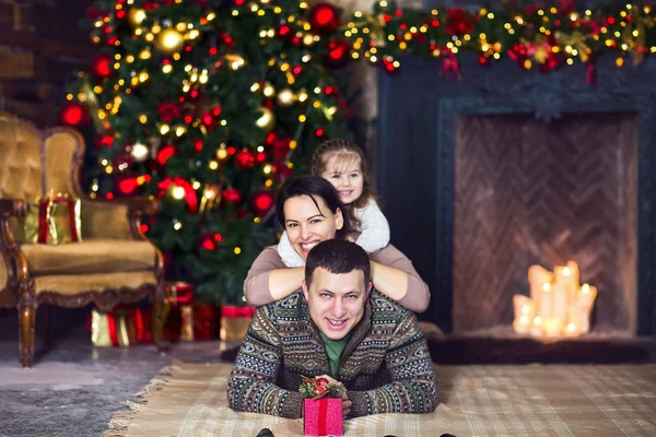 Świąteczny portret rodzinny z dekoracyjną choinką — Zdjęcie stockowe