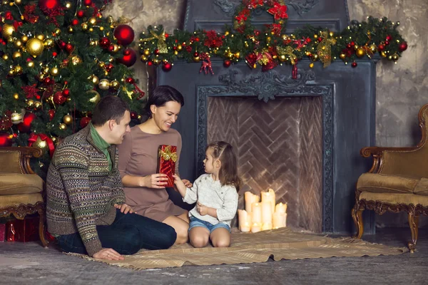 Retrato de família de Natal em casa férias sala de estar — Fotografia de Stock