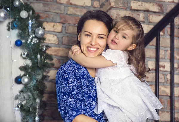 Mère et sa petite fille par la décoration de Noël — Photo