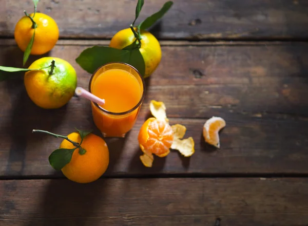 Bicchiere di succo di mandarino fresco con mandarini maturi — Foto Stock