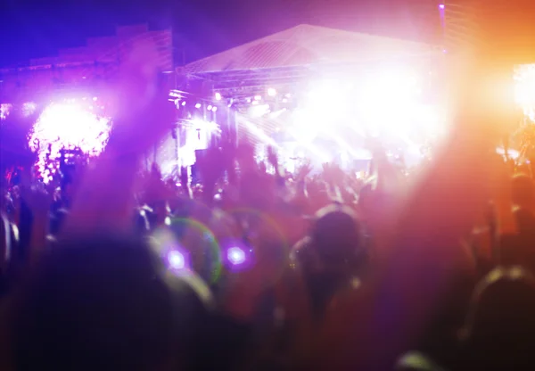 Силуэты концертной толпы перед яркими огнями сцены — стоковое фото