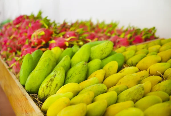 Exotische vruchten. Stand van de markt — Stockfoto