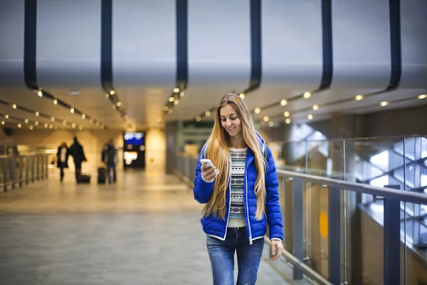 Jovem mulher no aeroporto internacional — Fotografia de Stock