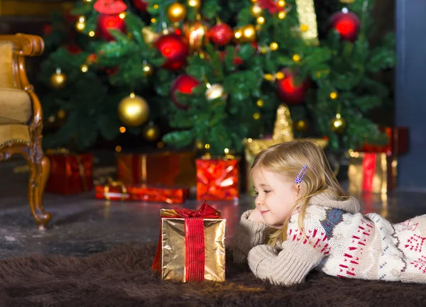 Happy little smiling girl with christmas gift box. — Stock Photo, Image