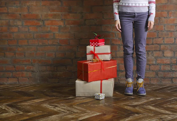 Kerst geschenken en jonge vrouw — Stockfoto