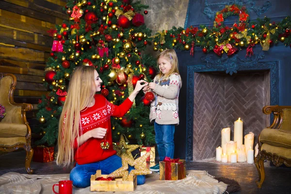 Kız çocuk ile anne dekorasyon Noel ağacı kapalı — Stok fotoğraf