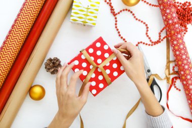 Noel arkaplanı süslemeler ve hediye kutuları beyaz üzerine