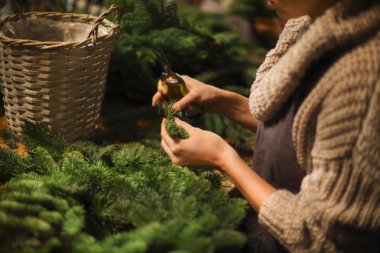 Kadın dekorasyon iğne yapraklı çelenk