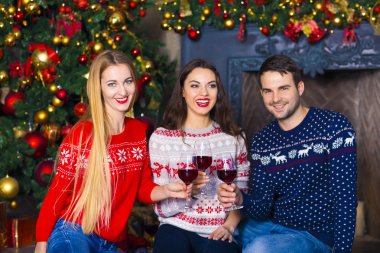 Noel Kutlamaları genç arkadaşlar şömine