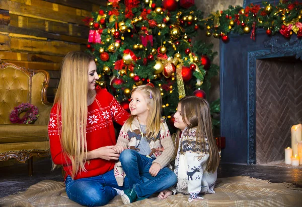 Abraçando a mãe e as filhas. Conceito de felicidade Natal — Fotografia de Stock