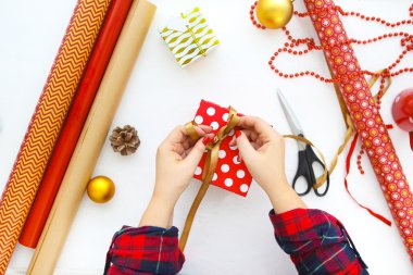 Noel arkaplanı süslemeler ve hediye kutuları beyaz üzerine