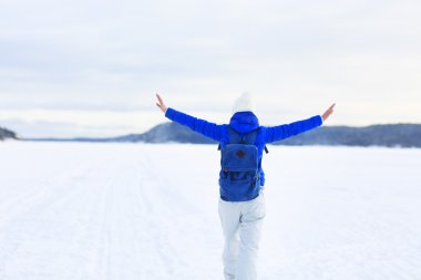 Kadın beyaz kış ormanda hiking