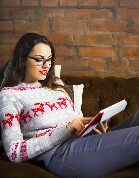 Mujer acostada en el sofá con la tableta de PC — Foto de Stock