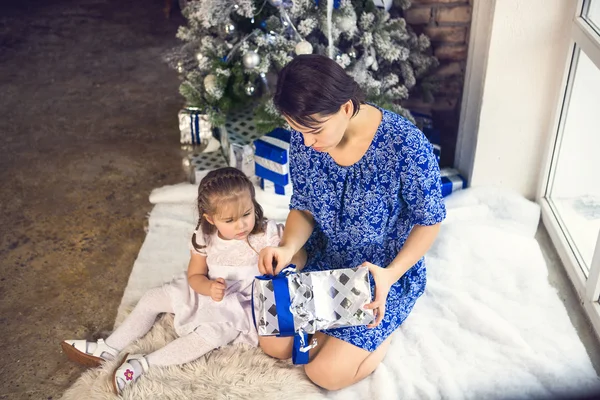 幸せな母とのクリスマス ツリーが彼女の小さな娘 — ストック写真