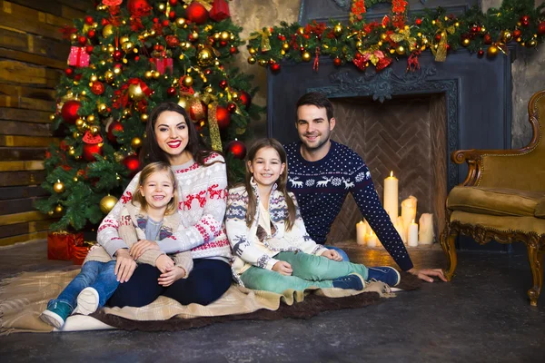 Noel Kutlamaları şömine yakın genç aile — Stok fotoğraf