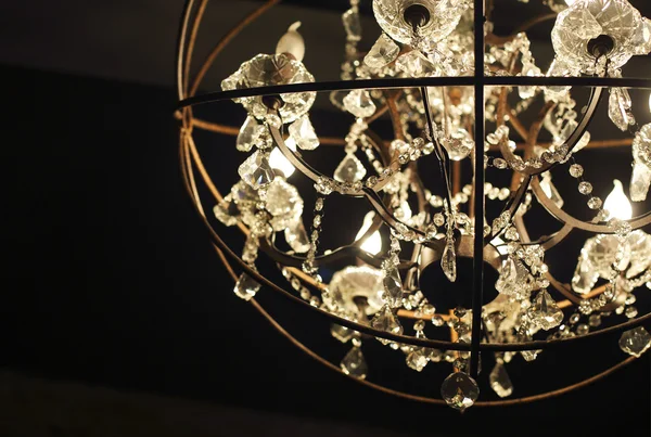 Chrystal lámpara de araña de cerca. Fondo glamour con espacio de copia — Foto de Stock