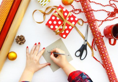 Noel arkaplanı süslemeler ve hediye kutuları beyaz üzerine