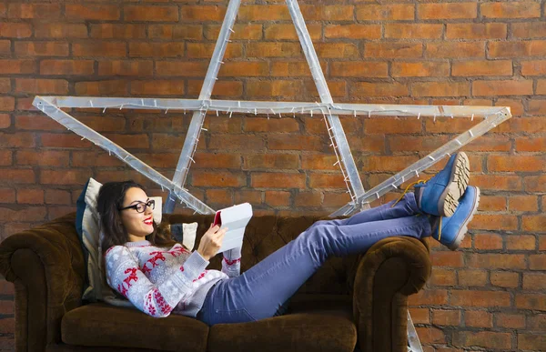 Kvinna liggande på soffan med TabletPC — Stockfoto