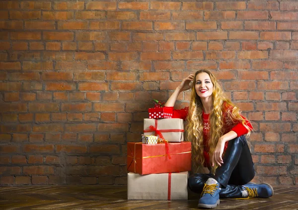 Молодая женщина с рождественским подарком — стоковое фото
