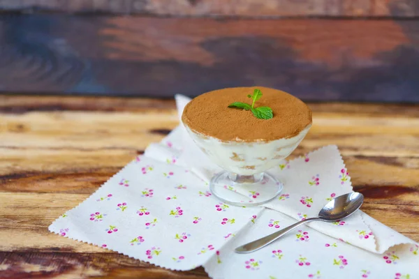 Tiramisu dans une tasse en verre — Photo