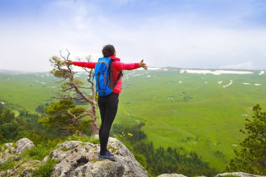 Dağın tepesinde kadın eller yukarı 